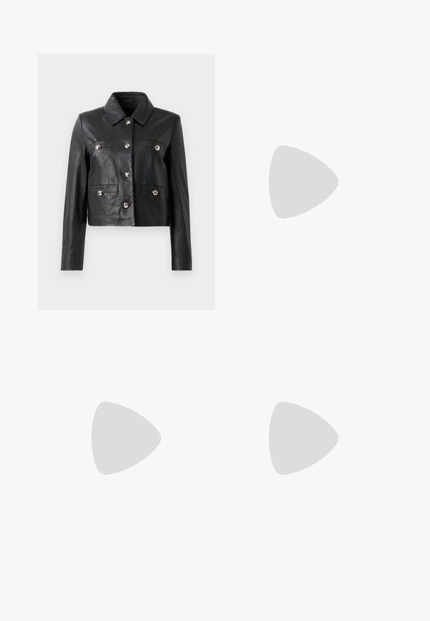 Jachetă scurtă din piele neagră, cu guler, prezentând nasturi argintii, două buzunare pe piept și mâneci lungi. Textură netedă, design minimal.; Tricou negru din bumbac cu decolteu în V și mâneci scurte. Design simplu, cu o croială normală și fără modele sau accente.; Jeans din denim albastru deschis cu talie înaltă, croială evazată, două buzunare laterale și un design pliat. Textură moale cu un finisaj decolorat.; Sandale cu toc înalt din piele neagră, cu un toc subțire și curbat și un design cu curea încrucișată. Curea la gleznă ajustabilă. Textură netedă.