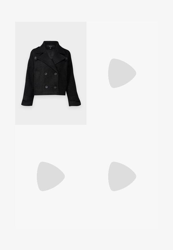 Casaco preto cropped de dupla abotoadura, feito de tecido texturizado, com colarinho em bico, dois grandes botões frontais e bolsos laterais.; Duas camisas de manga longa: uma preta e uma branca. Ambas apresentam um decote redondo, mangas raglan e um tecido macio em mistura de algodão.; Calças retas pretas com uma cintura elástica, pregas frontais, tecido macio e sem padrões ou detalhes em metal visíveis.; Sapatos de plataforma em couro preto com um salto bloco robusto, bico redondo e design clássico de atacadores. Apresentam uma textura suave e detalhes mínimos.
