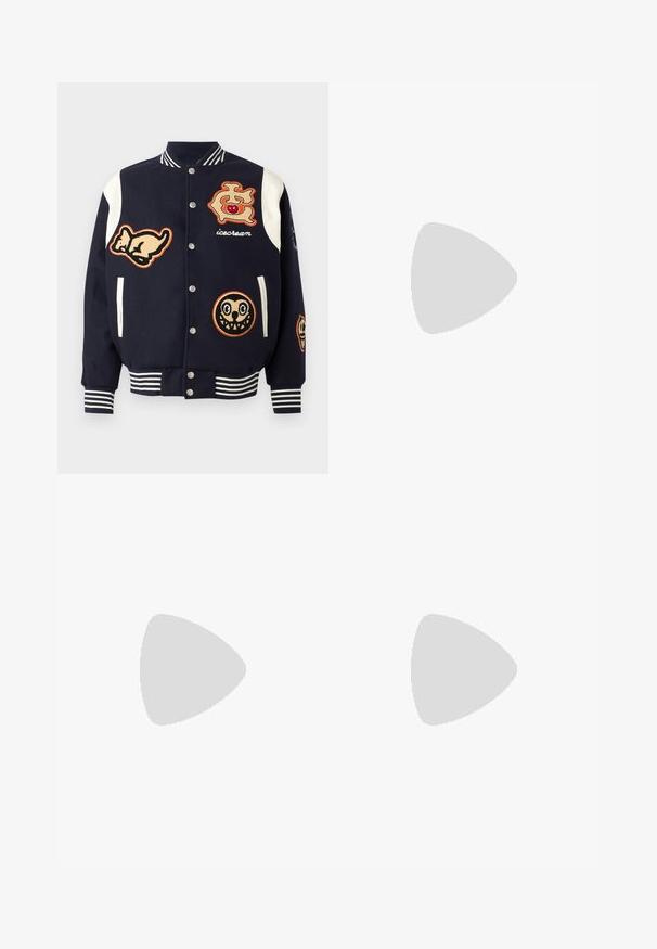 Marine varsityjack met witte mouwen, voorzien van diverse geborduurde patches: een kat, een logo met een kers en twee cartoongesichten. Gestreepte boorden.; Korte mouw t-shirt in volledig zwart met een hoge halslijn. Gemaakt van gladde stof, heeft een minimalistisch ontwerp en subtiele branding op de borst.; Zwarte geplooide broeken met een rechte, brede pijpontwerp. Gemaakt van soepele stof, met een knoopsluiting en riemlussen.; Zwartegeweven instap schoenen met een glad leren accent aan de bovenkant, een ronde neusontwerp en een laag profiel rubberen zool.