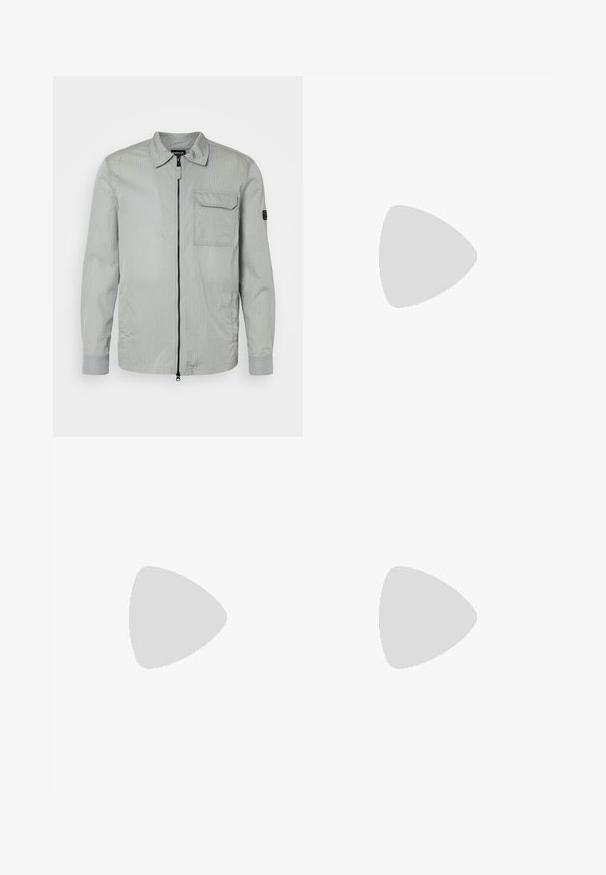 Világosszürke kabát texturált felülettel, cipzáros előlappal, hegyes gallérral és mellzsebbel; kontrasztos szürke mandzsettákkal és diszkrét márkajelzéssel rendelkezik.; Sötétkék kötött pulóver hosszú ujjakkal, kerek nyakkal, bordás mandzsettával és szegéllyel, kis négyzet alakú logóval a mellkason.; Fekete, slim-fit rakott nadrág fehér zsinórral, elasztikus derékpánttal, fehér csíkokkal, és kisebb fehér logóval a comb felső részén.; Fehér sportcipők, amelyek hálós és velúr anyagból készültek, texturált középtalppal, texturált részletekkel és a "HUGO" logóval az oldalon.