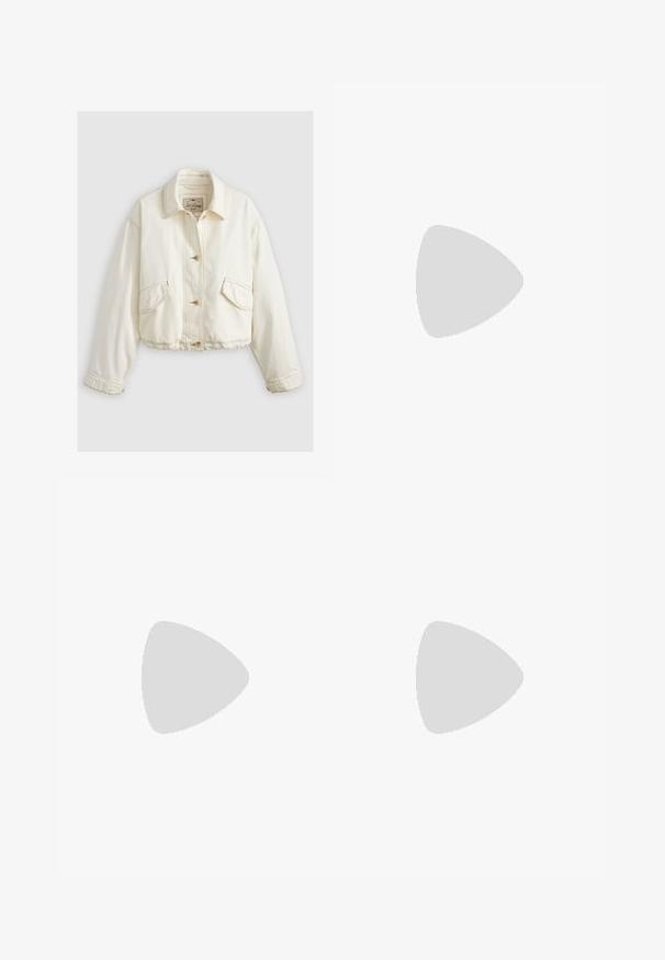 Veste en denim crème cropped avec col, fermeture à boutonnage et deux poches avant. Présente des coutures contrastées et une taille élastique.; Trois hauts à manches longues empilés : noir, gris et blanc. Chacun a un col rond et un design court avec un tissu lisse et léger.; Jeans larges bleu marine à taille haute, avec passants de ceinture, fermeture éclair à l'avant et détails de couture subtils. Fabrication en toile de jean.; Ballet flat en suédine beige avec un embout rond en cuir noir, petit talon et texture lisse, présentant des coutures minimales et un design épuré.