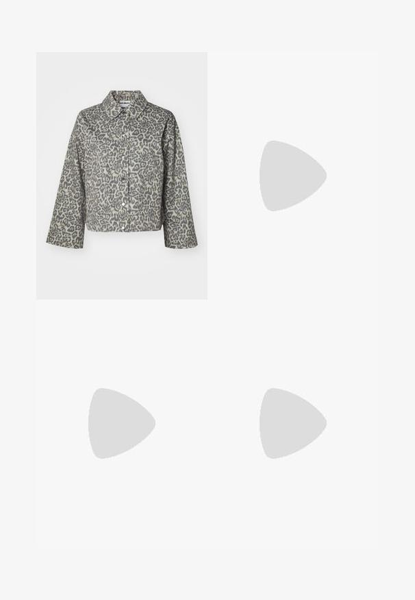 Veste imprimée léopard avec un col, fermeture à boutons-pression, manches longues et coupe ample. La texture du tissu semble durable.; Bodysuit noir à manches longues avec col haut, doté d'un tissu solide sur le torse et de manches en maille transparente, conçu dans une coupe ajustée.; Jeans en denim noir avec une coupe droite, un design à cinq poches, des passants de ceinture standards et une texture lisse. Fermeture à bouton à l'avant.; Chaussures à talons carrés en cuir avec une finition bordeaux foncé brillante, dotées d'une sangle avec boucle et d'un design à bout arrondi. Semelle texturée pour une meilleure adhérence.