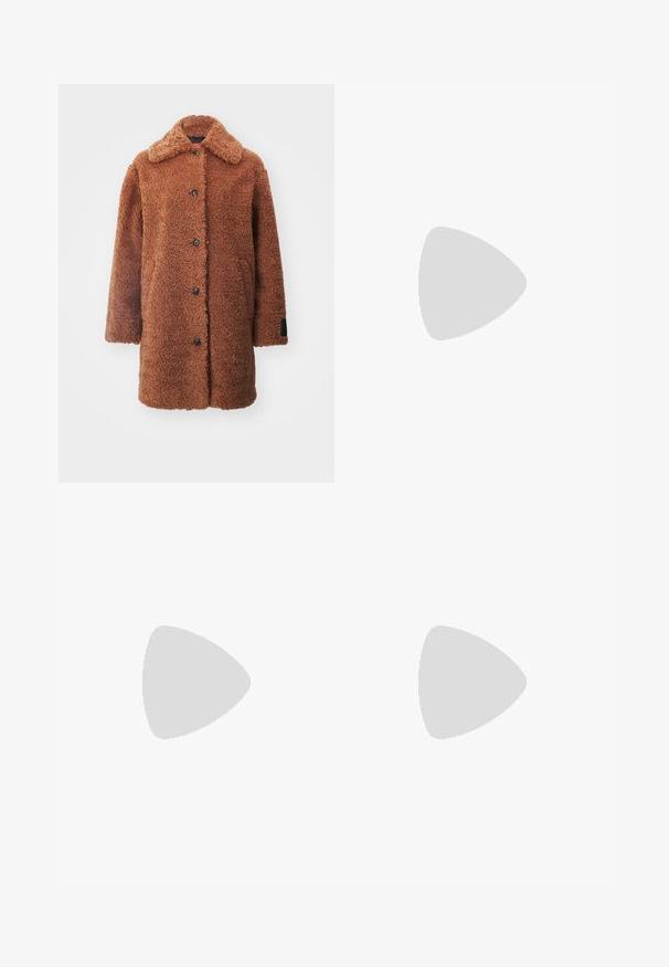 HUGO MIMINA - Klassisk kåpe / frakk - rust/copper; Hvit kortermet t-skjorte laget av bomull med rund hals-design. Glatt tekstur og rett snitt, uten mønstre eller detaljer.; Beige skreddersydde bukser med rett snitt, med legg, belte og en glatt tekstur. Ingen synlige lommer eller pynt.; Brune lær ankle boot med en rund tå, glat tekstur og en chunky træhæle. Sidesøm detalje og subtil glans.