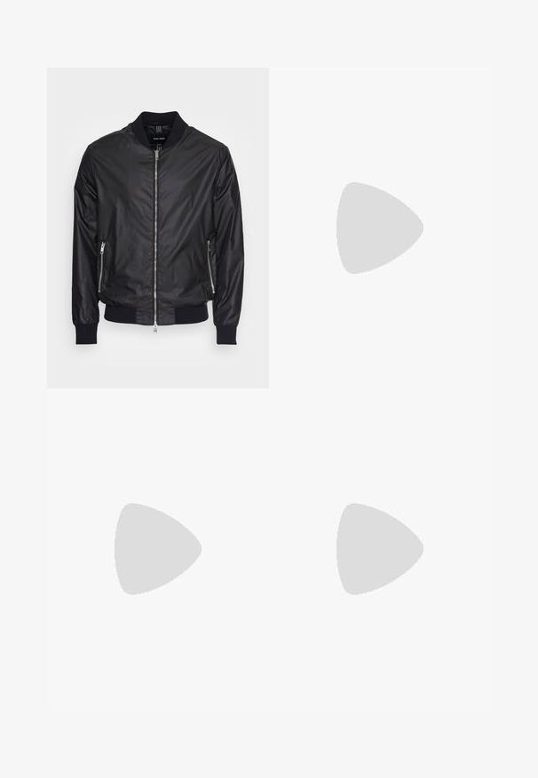 Antony Morato COAT REGULAR FIT IN PRINTED MICRO SQUARE MOTIF - Blusão aviador - black; Duas camisetas polo pretas, de manga curta, em material de algodão, com colarinho clássico, abertura com dois botões e detalhes em riscas brancas no interior do colarinho.; Calças pretas, ajustadas, com um design de perna reta, bolsos frontais e fecho de botão. Feitas de um tecido suave com um ligeiro brilho.; Sapato slip-on preto em pele com um upper liso, acabamentos cosidos, bico arredondado e um salto de borracha baixo. A sola apresenta um padrão de aderência mínimo.