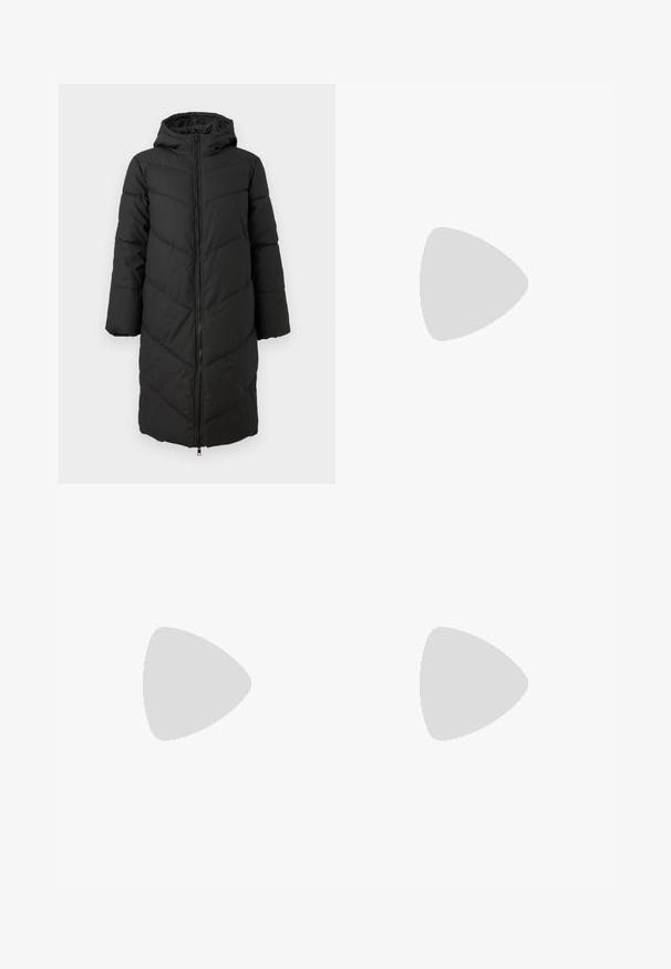 Manteau doudoune long noir avec zip à l'avant, capuche et motif en chevrons. Présente des manches larges et une texture lisse et isolante.; Haut noir à manches courtes avec un col en V, fabriqué dans un tissu texturé et doté de six boutons noirs sur le devant.; Pantalons noirs à jambes larges avec une taille élastique, fabriqués à partir d'un tissu lisse. Présente un design épuré sans poches ni détails de couture visibles.; Baskets en suede noir et gris avec un grand logo "N" couleur crème, lacets violets et semelle extérieure en caoutchouc gomme texturé.
