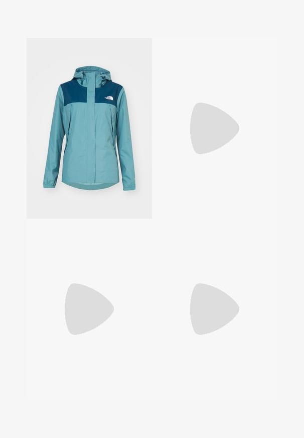 The North Face ANTORA JACKET - Hardshell bunda - algae blue/midnight petrol; Dve bavlnené crop tops v bielej a čiernej farbe. Každý má hlboký výstrih a tenké ramienka, s hladkou, jemnou textúrou.; Čierne kordurové nohavice s rovným strihom, ktoré majú zapínanie na gombík a bočné vrecko. Hladká textura s jemnými vertikálnymi pruhmi.; Biele kožené tenisky s perforovanou špičkou, textúrovanou podrážkou a bielymi šnúrkami, spárované so širokými červenými nohavicami na modrom a žltom pozadí.
