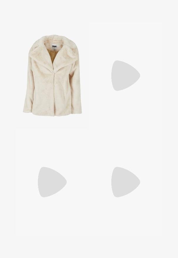 Lys beige faux fur jakke med bred krave, lange ærmer og en blød, tekstureret overflade. Har en åbning foran uden lukning.; Hvid ribbet tanktop med en rund halsudskæring og brede stropper, der har en tætsiddende silhuet og blød tekstur.; Marineblå træningsbukser med elastisk talje, lige ben og sidelommer med lynlås. Har hvid piping langs siderne. Glat stofstruktur.; Sorte ruskinds slip-on sko med pelskant, fletninger og en chunky sort sål. Har en mærkevarestrap over toppen.