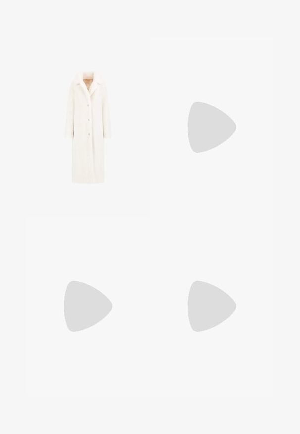 Lang, witte, harige jas met een gebogen kraag, sluiting met knopen aan de voorkant en twee zijzakken. Zachte textuur en recht silhouet ontwerp.; Zwarte katoenen t-shirt met korte mouwen, ronde hals en klein wit "Calvin Klein" logo op de borst. Gladde textuur, klassieke pasvorm.; Lichtblauwe denim jeans, recht gesneden design, middelhoog taille, met vijf-vaks stijl en een knoopsluiting aan de voorkant.; Zwarte gepatenteerde leren enkellaarsjes met een gebogen neus, elastische zijpanelen en een chunky blokhak. Voorzien van een reliëflogo aan de achterkant.