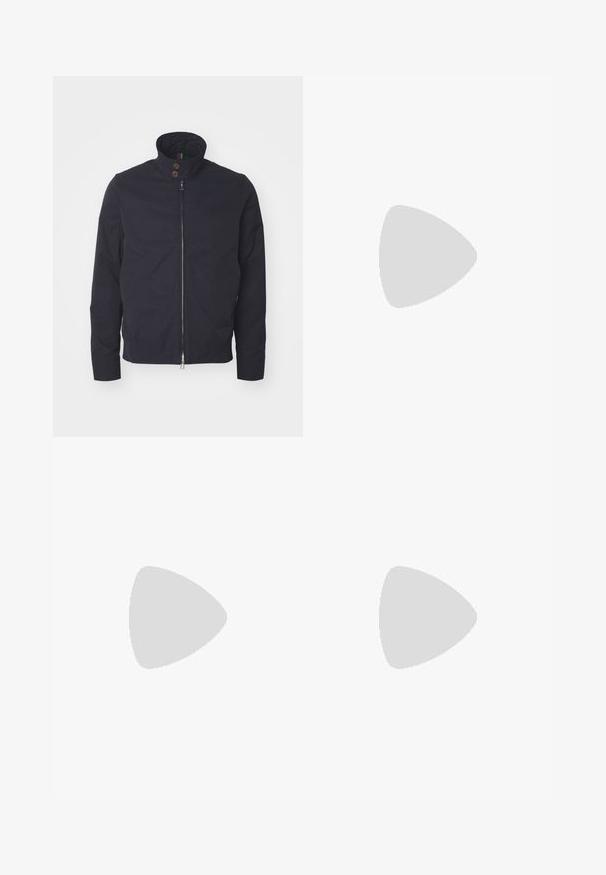 PS Paul Smith MENS STAND COLLAR HARRINGTON - Suvejakk - blues; Must musta T-särk, ümar kaelus, lühikesed varrukad ja valge logo trükk vasakul rinnal. Lihtne, ühtlane värvitoon.; Mustad, kõrge vöökohtaga püksid laia säärte lõikega, valmistatud siledast kangast. Omab ees plekke ja vöörihmade jaoks silmuseid. Minimalistlik disain, nähtavat riistvara pole.; Must be a black leather sneaks, millelööb, ümar ninaga ja lame valge kummitald. Omab musti paelu ja brändingut kanna peal.