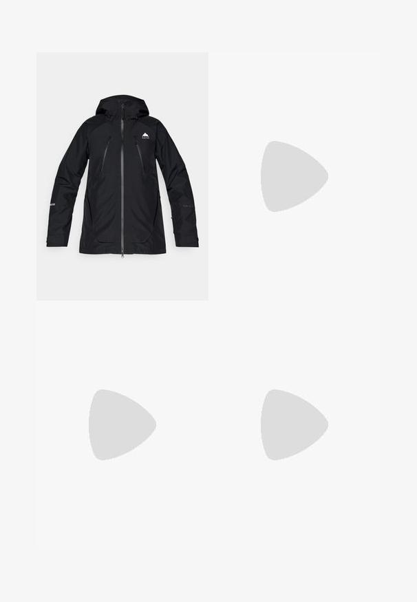 Casaco impermeável preto com capuz, apresentando bolsos com fecho, um acabamento liso e um logótipo no peito e na manga. Design leve e atlético.; T-shirt cropped branca feita de algodão com gola redonda e mangas curtas. Apresenta um logótipo preto no lado esquerdo do peito.; Calças pretas para exterior feitas de um tecido resistente. Apresentam bolsos com fecho, painéis de joelhos reforçados e um design de corte reto para maior mobilidade.; Shoe atlético preto com um cabedal texturizado, apresentando detalhes em cinza e uma entressola branca. Inclui uma alça e um logótipo da marca em destaque no calcanhar.