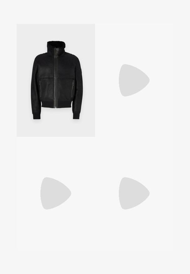 Belstaff TRACE JACKET - Kožnata jakna - black; Crna pamučna majica s kratkim rukavima, okruglim izrezom i malim zelenim logotipom na lijevoj strani džepa. Jednostavan dizajn, regularni kroj.; Crne sportske hlače izrađene od mekog, prozračnog materijala. Imaju elastičnu struk i ravne nogavice bez istaknutih detalja ili uzoraka.; Plave platnene tenisice s bijelim vezicama i gumenim potplatima, prikazane s traper hlačama i sivim rebrastim čarapama, na svijetlosivoj površini.