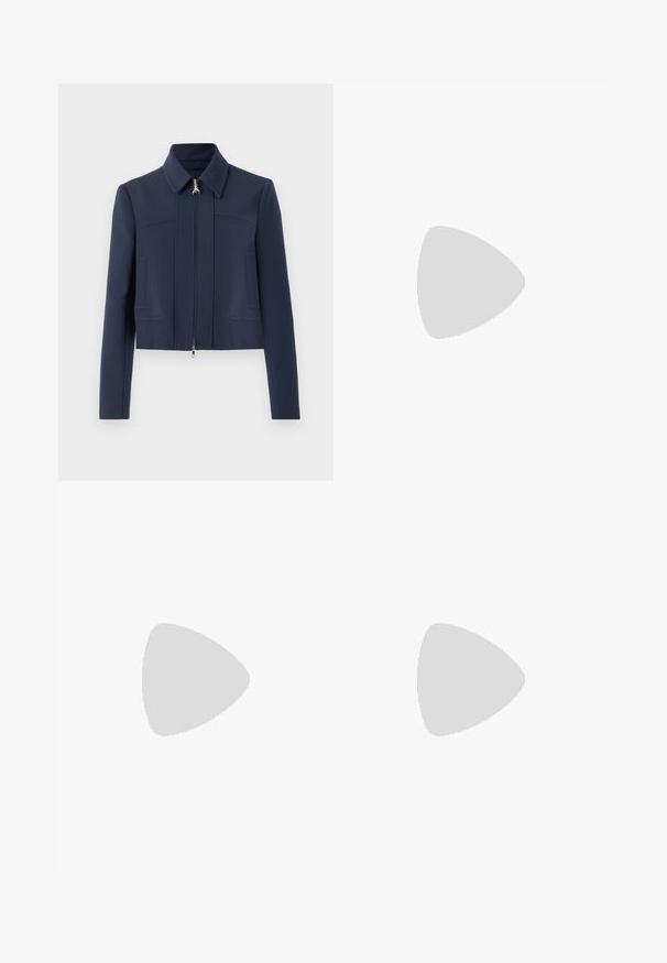 Giacca corta blu navy con design strutturato, dotata di colletto a punta, chiusura frontale con zip, due tasche frontali e un elemento in argento.; T-shirt in cotone nero con maniche corte e colletto girocollo, caratterizzato da un design del logo tono su tono sul petto. Tessuto liscio e vestibilità classica.; Elisabetta Franchi PANT - Pantaloni - nero; Scarpa slingback in satin nera con punta affusolata, presenta un accento dorato vicino alla punta e un tacco metallico dorato. Texture liscia, design minimale.; Borsa bianca texturizzata con silhouette curva, dettagli neri, logo dorato e una maniglia corta. Presenta una chiusura a zip con dettagli in metallo.