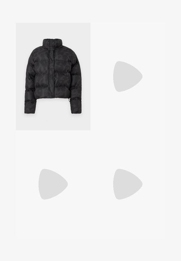 Przycięta czarna kurtka puchowa z delikatnym wzorem kamuflażowym, wysokim kołnierzem i elastycznymi mankietami. Materiał wydaje się błyszczący i ocieplany.; Czarny bawełniany t-shirt z krótkim rękawem, z białym nadrukowanym numerem "95" z przodu i kontrastującymi szwami wzdłuż krawędzi.; Czarne spodnie szerokie wykonane z lekkiego materiału, z granatowym bocznym panelem i elastycznym paskiem w talii. Małe białe logo na dole.; Czarne skórzane i syntetyczne sneakersy z białym logo Nike, gumową podeszwą, okrągłym noskiem i czarnymi sznurowadłami. Widziane są ribbowane białe skarpetki.