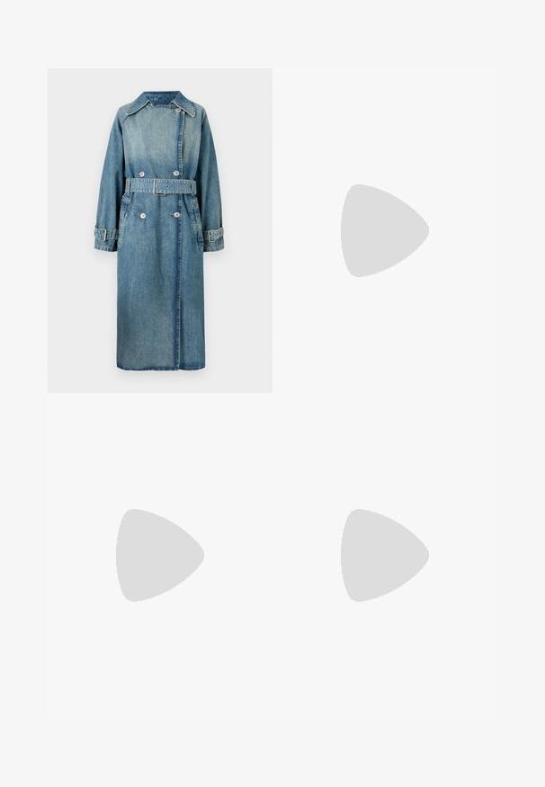 Denim plašč v svetlo modri barvi. Ima ovratnik, dvoredno zasnovo, pas in gumbaste manšete z podrobnim šivanjem.; Črni pulover z visokim ovratnikom, narejen iz pletenega materiala, ima dolge rokave, prilegajoč ovratnik in rahlo skrajšan rob. Gladek tekstura, enobarvna.; Črne široke hlače z gladko teksturo, ki imajo sprednje nabore in kroj po meri. Tkanina je lahka in zračna.; Črne slingback pete s koničastimi prsti, teksturirano mrežasto zgornje delo, ožji nastavljiv trak z vgraviranim sponko in 5 cm stiletto pete.; COACH BROOKLYN SHOULDER BAG 23 - Torbica - maple