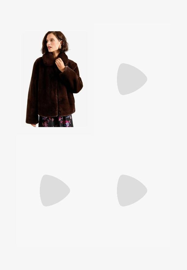 Brun fuskpälsjacka med bred krage, oversize passform och knäppning. Mjuk textur med långa ärmar och något cropped nederkant.; Mörkbrun stickad tröja med rundad halsringning, sänkta axlar, ribbade ärmslut och nederkant, med en mjuk textur och avslappnad passform.; Breda bruna jeans i denim med hög midja, framfickor och klassisk knäppning. Slät textur med subtil sömnad.; Bruna lädersandaler med korsade remmar, spänne runt vristen och en platt sula med minimala sömnadsdetaljer.; Beige läderhandväska med en unik form, med två korta handtag och ett långt justerbart axelband. Slät textur med minimal hårdvara.