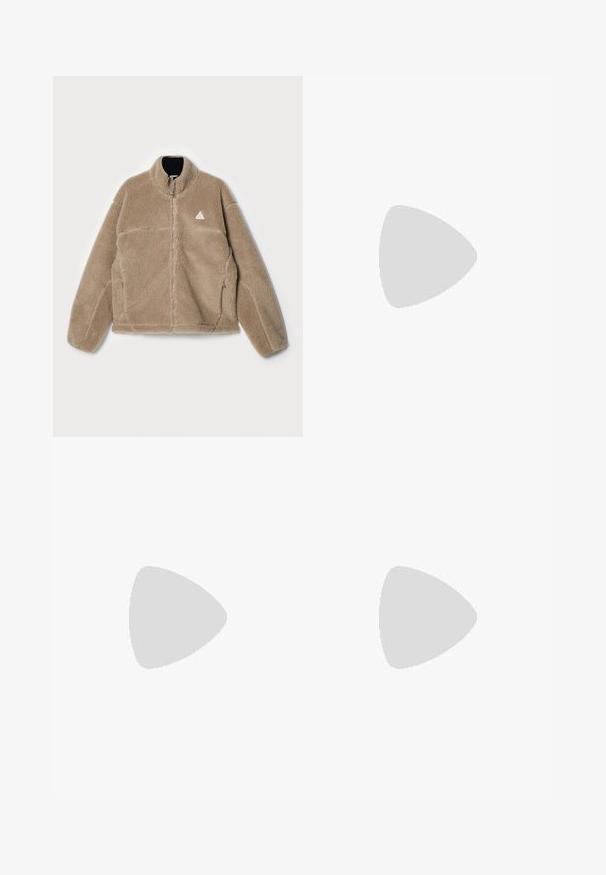 Nike ACG ACG "CANWELL GLACIER" - Giacca invernale - khaki/summit white; Pullover grigio a manica lunga con collo a girocollo, caratterizzato da una texture a coste, con una piccola etichetta quadrata logo sul lato sinistro del petto e polsini a coste.; Pantaloni cargo marroni in un mix di cotone testurizzato, caratterizzati da un design a gamba dritta, due tasche laterali e una chiusura a bottone in vita.; Scarpa sportiva nera con tomaia in mesh, suola in gomma e dettagli testurizzati. Il design include un sistema di allacciatura pronunciato e una suola imbottita.