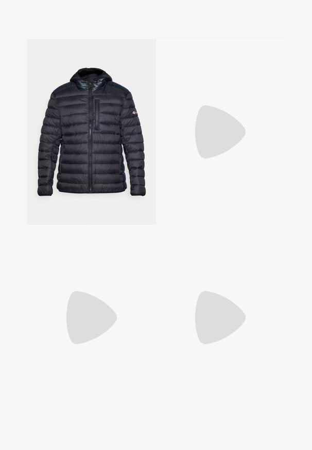 Sort puffjakke med hætte, med quiltet tekstur, lynlås lukning og brystlomme. Fremhævet med stof på skuldrene og logo.; Langærmet, hvid atletisk skjorte lavet af glat, strækbart stof. Har en høj krave og et sort Nike-logo på kraven.; Svarte sports shorts lavet af letvægtsstof, med en elastisk talje med snor og en tætsiddende indershorts.; Sort vandrestøvle med struktureret overdel, forstærket tå og Vibram-sål. Snøresystemet inkluderer kroge for en sikker pasform.