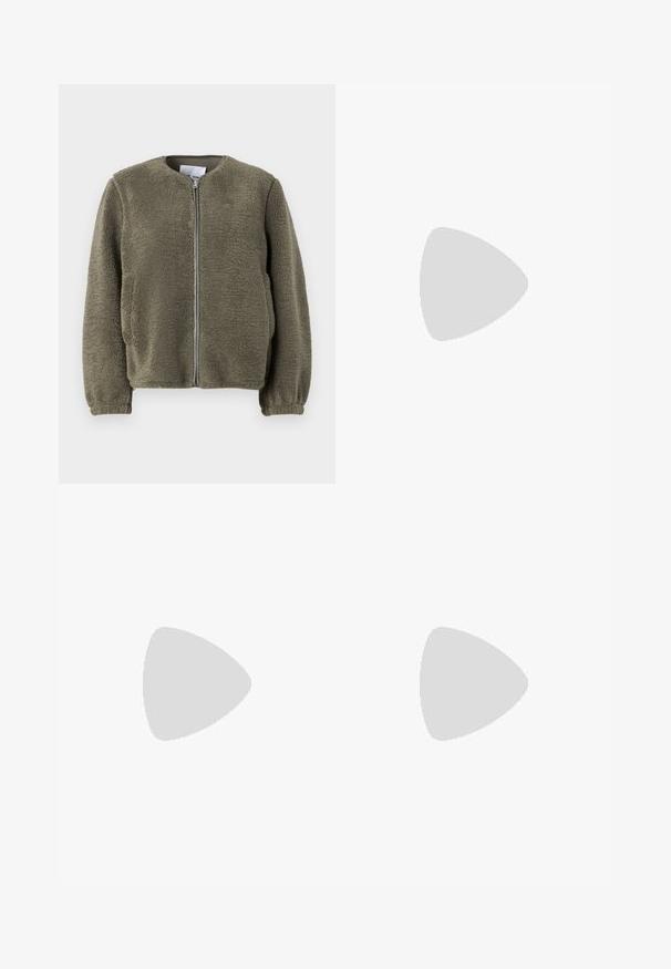 Veste en polaire vert olive, avec un col rond, une fermeture éclair sur le devant, des poignets élastiques et un tissu texturé avec une finition douce.; Deux T-shirts à manches courtes en noir et blanc. Fabriqués en coton doux, avec un col rond classique et une coupe standard.; Jeans en denim blanc avec un design à jambe droite, style cinq poches et accents en métal cuivré. Finition effilochée au niveau des chevilles.; Chaussure de course blanche avec une tige en maille respirante, des accents texturés et une semelle rembourrée. Dispose d'un système de laçage rapide pour un ajustement facile.