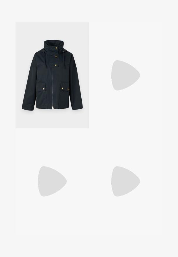 Veste imperméable bleu foncé avec col haut, garnitures dorées, deux poches avant et une fermeture éclair. Le matériau semble lisse et durable.; T-shirt en coton noir à manches courtes, avec un col rond et un design simple et épuré. Pas de motifs ou d'ornements visibles.; Jeans en denim bleu clair avec taille haute, coupe large, deux poches latérales et design plissé. Texture douce avec une finition décolorée.; Mocassins en suede bleu avec une semelle plate, présentant un design cousu le long des bords et un accent métallique décoratif à l'avant.