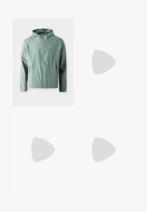 Giacca Nike verde chiaro con cappuccio, chiusura con zip, tasche laterali e logo riflettente. Realizzata in un materiale liscio e leggero.; T-shirt bianca a maniche corte realizzata in tessuto morbido. Presenta un piccolo logo azzurro sul petto e un'etichetta nera con la scritta "NIKE RUNNING".; Pantaloni da bagno Nike di colore verde scuro. Realizzati in materiale leggero con una cintura elastica, dotati di un logo bianco sul lato destro in basso.; Scarpa sportiva nera con tomaia in rete traspirante, dettagli texturizzati, suola ammortizzata e accenti riflettenti. La vista laterale mostra un design aerodinamico.