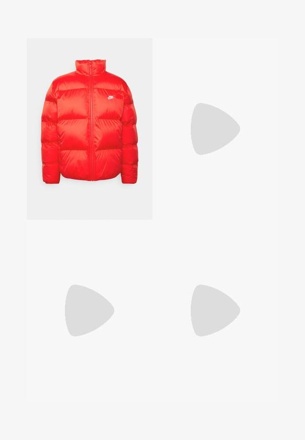 Nike Sportswear CLUB PUFFER - Ziemas jaka - university red/white; Jaunietis ar pītām matēm, kas valkā gaiši pelēku Nike T-kreklu un melnas Nike šortus uz vienkārša balta fona.; Bežīgas cargo bikses izgatavotas no viegla kokvilnas materiāla. Tām ir elastīgas aproces, vairākas sānu kabatas un pogu aizdare.; Baltas ādas sporta apavi ar perforācijām, apaļu purngali, plakanu zoli un biezām šņorēm, ar redzamu swoosh logo un vārdu "AIR" uz papēža.