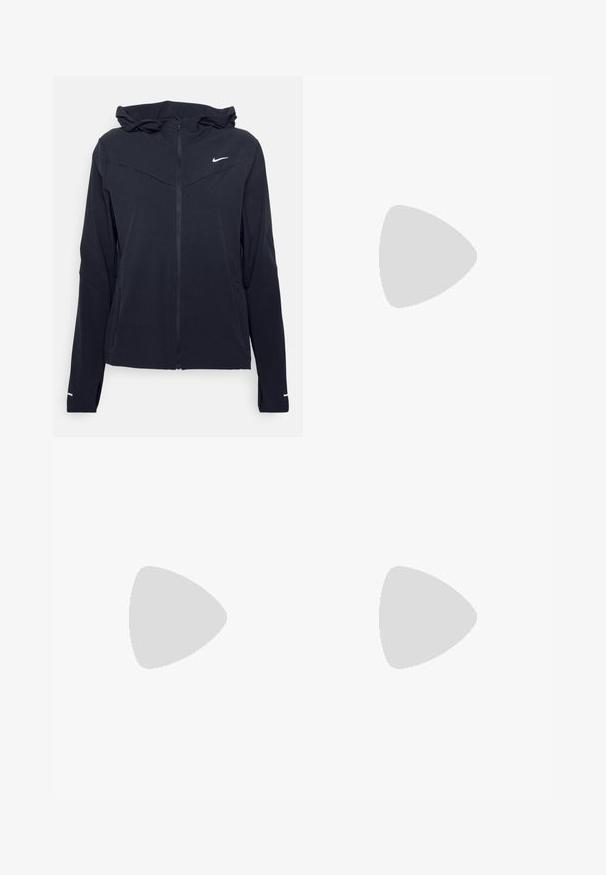 Nike Performance - Kurtka do biegania; Czarna sportowa koszulka z gładkiego materiału, z wiązanym przodem i małym białym logo Nike na piersi.; Czarne, krótkie legginsy wykonane z elastycznego materiału, z wysokim stanem i gładką strukturą, bez widocznych wzorów czy elementów metalowych.; Czarne sneakersy Nike z teksturowaną dzianiną, z szarym logo swoosh, w połączeniu z ciemnymi, prążkowanymi skarpetkami. Płaska gumowa podeszwa.