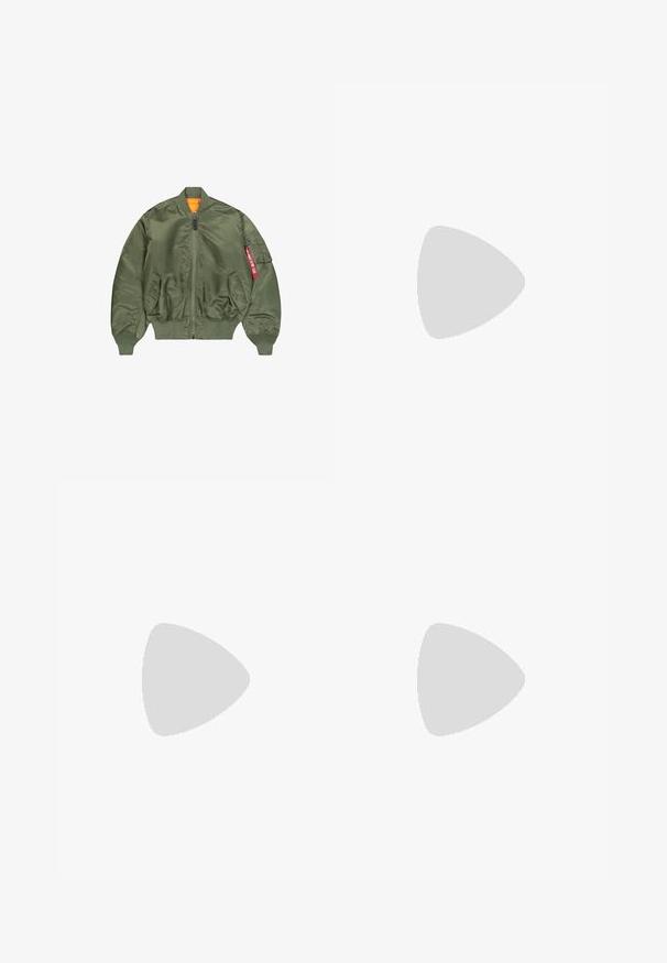 Giubbotto bomber verde oliva con zip frontale, polsini e cintura a costine, due tasche laterali e foderato in arancione; presenta una tasca con dettagli rossi.; T-shirt nera in tessuto liscio con scollatura a girocollo, caratterizzata da tre strisce verdi sulle spalle e un piccolo logo verde sul petto.; Pantaloni da allenamento neri con elastico in vita, dotati di bande laterali bianche e un piccolo logo. Il materiale sembra morbido e leggero.; Sneaker in suede nero con dettagli gialli, dotato di tre strisce e una suola in gomma marrone. Include una linguetta imbottita per il comfort.