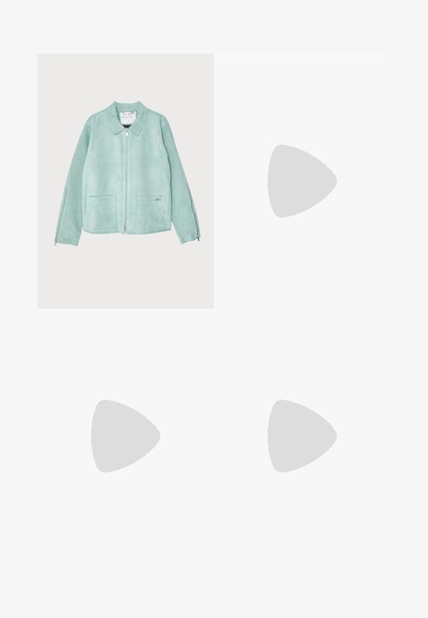 Filling Pieces JACKET - Giacca di pelle - green; Maglione polo a maniche lunghe in giallo chiaro, realizzato in maglia morbida, con colletto classico e una lista con chiusura a tre bottoni.; Pantaloni neri realizzati in un tessuto liscio, con una piega sul davanti, chiusura con bottone e risvolti alla caviglia.; Mocassino da uomo in pelle nera con tacco basso e design classico a striscia, mostrato in profilo laterale su sfondo bianco.