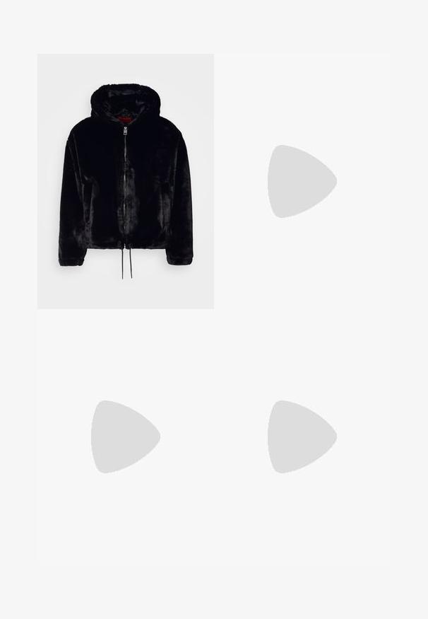 Giacca nera in pelliccia sintetica con cappuccio, chiusura zip frontale, coulisse sull'orlo e una texture morbida. Presenta maniche lunghe e una vestibilità comoda.; Due magliette impilate: una bianca e una nera. Maniche corte, scollature rotonde, tessuto di cotone. Presentano un piccolo logo blu sul colletto.; Pantaloni neri con un design plissè, forma a gamba larga e texture liscia. Presentano un'etichetta rossa in vita.; Sneaker nera in pelle con superficie testurizzata, collo imbottito e dettaglio logo rosso. Presenta una suola in gomma spessa con un motivo di battistrada distintivo.