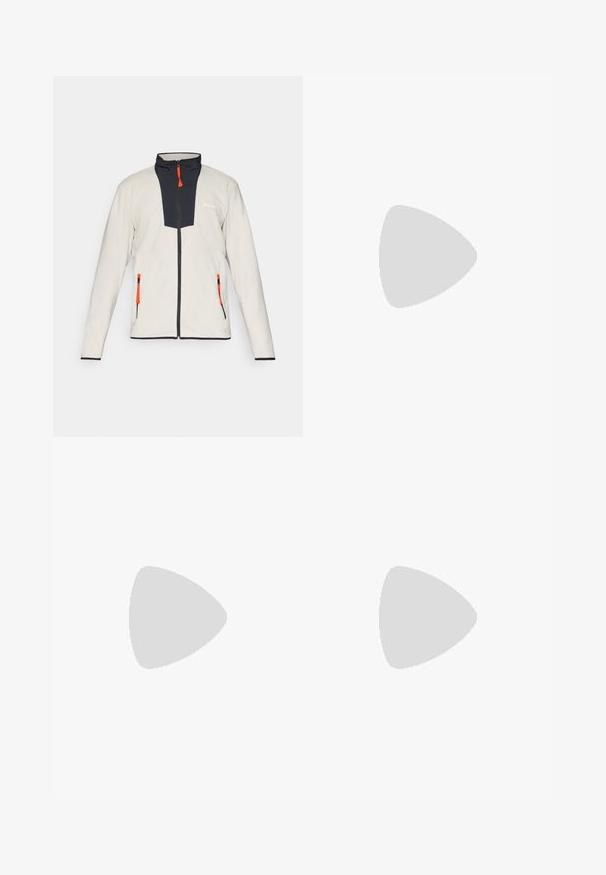 Világosszürke polárdzseki sötétkék elülső panellel, narancssárga cipzárhúzókkal és két cipzáras zsebbel. Magas gallérral és fekete részletekkel rendelkezik.; Beige pamut póló rövid ujjakra, kerek nyakkivágással, és egy kis fekete logóval a bal mellrészen. Simább textúra, laza dizájn.; Fekete, pamut keverékből készült melegítőnadrág, rugalmas derékkal, tapered szabású lábszárral és ribbelt mandzsettával a bokánál. Egyszerű dizájn, minta nélkül.; Fekete sportcipő, texturált szintetikus felsőrésszel, párnázott talppal és gyorsfűző rendszerrel. Erősített orral és sarokkal rendelkezik.