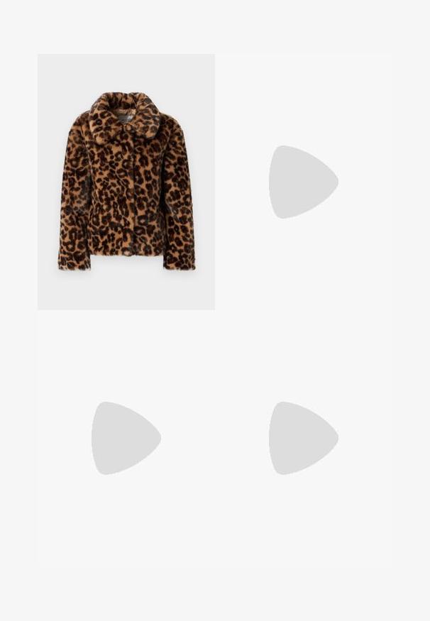 Veste en fausse fourrure à imprimé léopard avec un col rond, des manches longues, une texture douce et des accents brun foncé sur une base beige.; Débardeur blanc sans manches en tissu côtelé, doté d'un col rond et d'une silhouette ajustée, avec des coutures minimales et sans ornements.; Jean évasé bleu clair en denim, doté d'une taille haute, d'un design à cinq poches et d'un dégradé subtil vers l'ourlet.; Bottes de cowboy en cuir marron avec un bout pointu et un talon bloc, présentant des coutures détaillées et des accents en relief sur la tige.; Boucles d'oreilles en argent en forme de créoles avec un design torsadé, dotées d'une finition polie et d'une fermeture à poussoir. Mesurent environ 3 cm de diamètre.