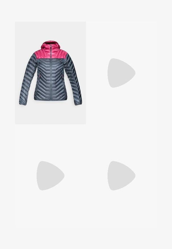 Αδιάβροχο μπουφάν με κουκούλα, με ροζ επάνω τμήμα και σκούρο γκρι σώμα. Δίχρωμος σχεδιασμός, τσέπες με φερμουάρ και λεία υφή.; Μακρυμάνικο σκούρο γκρι πουκάμισο με γραφικό κόκκινων δέντρων και βουνών; το λογότυπο "COLUMBIA" σε έντονο λευκό κείμενο. Μαλακό ύφασμα, τυπικός στρογγυλός λαιμός.; Ανδρικά παντελόνια εξωτερικών δραστηριοτήτων, σκούρο γκρι, φτιαγμένα από ευέλικτο υλικό, με ζώνη, τσέπες με φερμουάρ και ενισχυμένες ραφές.; Columbia PEAKFREAK - Παπούτσια πεζοπορίας - black