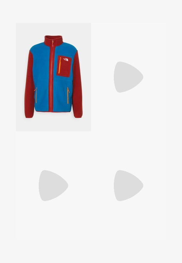 The North Face M YUMIORI FULL ZIP - Giacca in pile - adriatic blue/iron red; T-shirt nera in cotone con maniche corte, colletto a giro, e un piccolo logo bianco sul lato sinistro del petto. Design semplice, texture liscia e vestibilità rilassata.; Pantaloni sportivi neri realizzati in tessuto leggero, con vita regolabile con cordino, tasche laterali e orli affusolati alle caviglie.; Scarpe sportive in bianco e nero con tomaia in rete, dettagli testurizzati e lacci bianchi. Indossate con calzini bianchi alla caviglia e pantaloni corti blu navy su un sentiero.