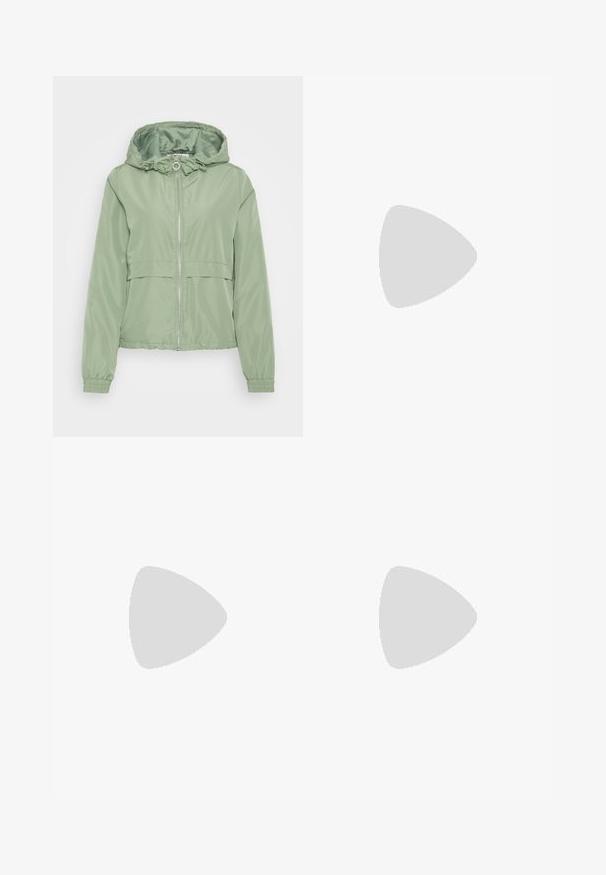 ONLY ONLMALOU JACKET - Vetrovka - hedge green; Prugasta skrajšana majica v mornarsko modri in beli barvi. Kratki rokavi, okrogla vratna odprtina, mehak material z vodoravnimi črtami in sproščenim krojem.; Črne široke denim hlače z visokim pasom, klasičen pet-pocket dizajn in subtilno zbledelo videz. Trpežen material z gladko teksturo.; Črne platforme s sandali in debelimi, zarezami ter več naramnicami, ki vključujejo kovinske zaponke in gladko teksturo, podobno usnju.