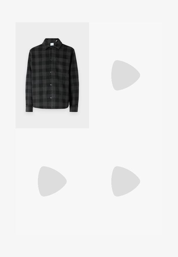 Veste chemise à carreaux noirs et gris, avec un bouton sur le devant, un col pointu, des manches longues et une poche poitrine avec une texture lisse.; T-shirt en coton bleu avec col rond et manches courtes. Un logo "Levi's" blanc est imprimé sur la partie gauche de la poitrine. Design simple.; Pantalon en denim bleu clair avec une coupe décontractée, présentant une taille haute, deux plis à l'avant et un ourlet retroussé. Fermeture simple avec bouton et zip.; Baskets blanches sans lacets avec une surface texturée, une semelle épaisse et un design minimaliste. Présente le logo de la marque sur le côté.