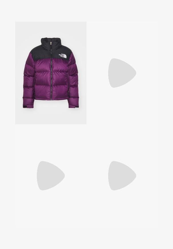 Lilla puffjakke med svart topp, glidelås, høy krage og logo på brystet. Har puffy seksjoner og elastiske mansjetter.; Svart langermet T-skjorte laget av bomull med rund hals. Har en liten hvit logo på venstre brystområde. Enkelt design og passform.; Svarte nylon cargo-bukser med glidelås og justerbare mansjetter, flere lommer og en logo på høyre bein. Glatt, lett tekstur.; Beige og krem joggesko med teksturert mesh-overdel, støttende overlegg og gummisåle med et mønster for godt grep.