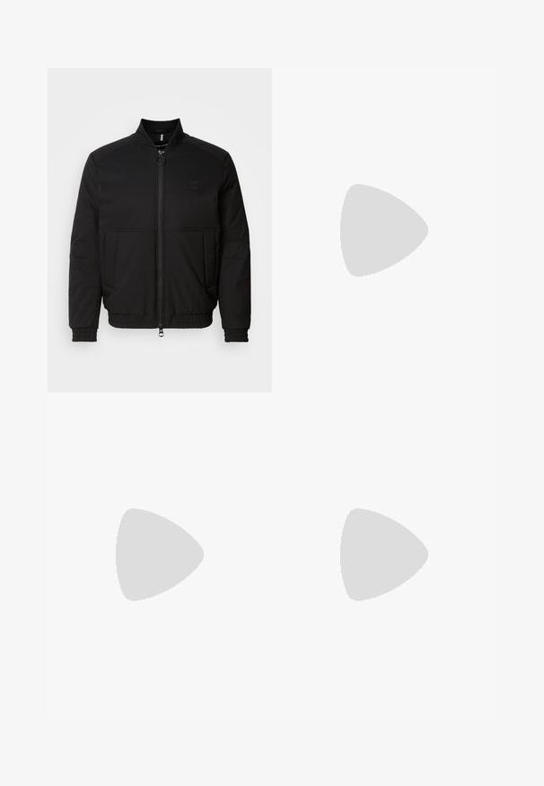 Schwarze Bomberjacke mit Reißverschluss, Stehkragen und elastischen Bündchen. Verfügt über seitliche Taschen und ein kleines Logo-Label auf der Brust.; Zwei kurzärmelige Hemden: eines ganz schwarz, das andere weiß mit schwarzen vertikalen Streifen. Beide verfügen über Knopfverschlüsse und einen klassischen Kragen.; Helle graue Jeanshose mit gerade geschnittenem Design, Fünf-Taschen-Stil und Knopfverschluss. Sichtbare Nähte entlang der Seitennähte.; Schwarze Lederloafer mit runder Zehenform, ausgestattet mit einem gesteppten Design, niedrigem Plattformsohle und einer strukturierten, genoppten Gummisohle.