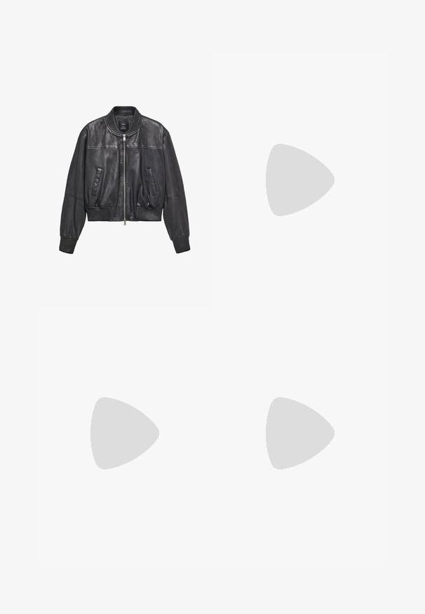 Mango Lederjacke - black; Schwarzes Kurzarmoberteil aus glattem Stoff; hat einen drapierten Ausschnitt und einen asymmetrischen Saum, mit einem figurbetonten Körper.; Schwarze Hose mit geradem Schnitt, ausgestattet mit Fronttaschen und Seitenschlitzen am Saum. Hergestellt aus weichem, glattem Stoff. Geeignet für verschiedene Anlässe.; Schwarze patentierte Sandalen mit Absatz, quadratischer Spitze, Knöchelriemen und silbernen Schnallen. Mit einem stabilen Blockabsatz für mehr Stabilität.