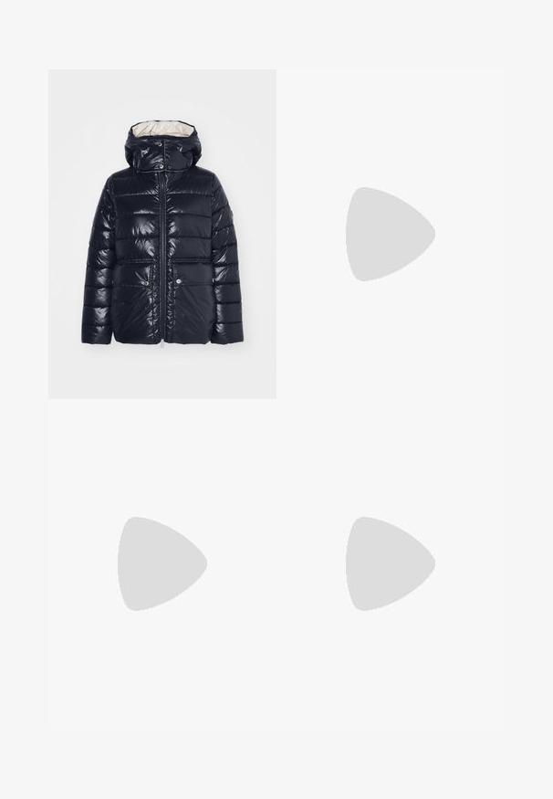Casaco puffer preto com um acabamento brilhante, design acolchoado horizontal, capuz fixo e dois bolsos frontais com fechos de pressão. Interior forrado.; T-shirt de algodão preto com decote redondo, mangas curtas e um logótipo bordado no peito. Corte simples e descontraído, sem padrões.; Calças pretas de corte ajustado com um design de perna reta, apresentando uma textura lisa e pregas bem definidas na frente. Sem hardware visível.; Saltos slingback em couro preto com bico fino, apresentando um salto esguio e um detalhe em tom dourado na alça ajustável. Textura suave.