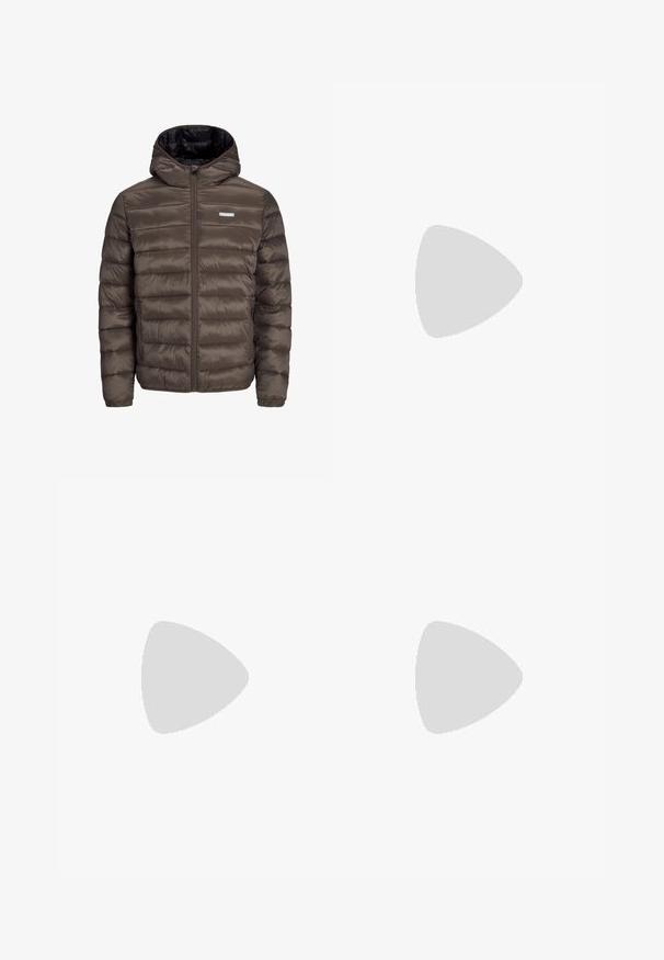 Jack & Jones JJVINCENT PUFFER HOOD - Lengva striukė - chocolate brown; Du keturių marškiniai: vienas tamsiai mėlynas ir vienas baltas, abu su mažais raudonais, baltais ir mėlynais akcentais ant krūtinės kišenės ir apykaklės.; Tamsiai mėlynos džinsinės kelnės su liesu siluetu, subtiliu nusidėvėjimu, penkiomis kišenėmis ir metaliniu mygtuku užsegimui. Įsiūtos akcentai kontrastinga spalva.; Baltos sportinės kedai su lygaus odos viršumi, raišteliais priekyje, perforuotu kojų pirštu ir raštuotu padu. Minimalistinis dizainas su trimis šoninėmis juostelėmis.
