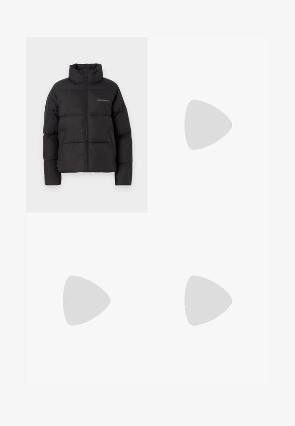 Czarna kurtka puchowa z wysokim kołnierzem i pełnym zamkiem z przodu. Wykonana z gładkiego materiału z poziomymi przeszyciami.; Czarna bawełniana koszulka z okrągłym dekoltem, krótkimi rękawami oraz białym logo "nike" ozdobionym kwiatowymi akcentami na środku.; Czarne dżinsy o szerokich nogawkach, wykonane z denimu, z kontrastowym białym szwem i zapięciem na guzik z przodu, posiadające dwie ukośne kieszenie z przodu.; Nike Sportswear - Sneakersy niskie