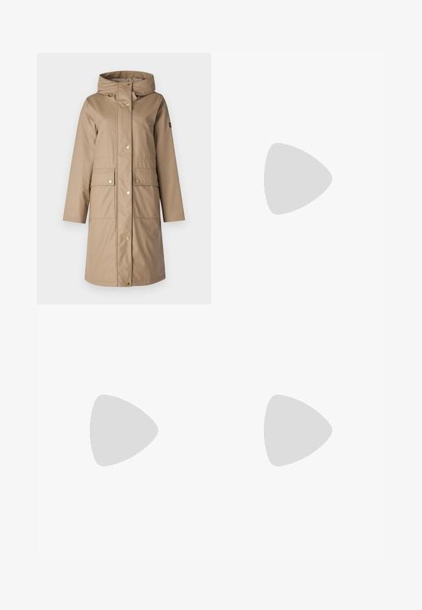 Barbour International WYATT SHOWERPROOF - Αδιάβροχο μπουφάν - light trench; Λευκό κοντομάνικο μπλουζάκι φτιαγμένο από βαμβάκι με σχέδιο λαιμόκοψη. Λείος υφή και ίσια γραμμή, χωρίς μοτίβα ή αξεσουάρ.; Μαύρο πλυμένο παντελόνι με φαρδύ πόδι και ελαστική ζώνη. Το ύφασμα διαθέτει κατακόρυφες πτυχές και λεία υφή.; Μαύρη δερμάτινη σαγιονάρα με τακούνι τύπου μπλοκ και φαρδιά λωρίδα που διασχίζει τα δάχτυλα του ποδιού, καθώς και ρυθμιζόμενο λουράκι στον αστράγαλο, με κομψό και μίνιμαλ σχέδιο.