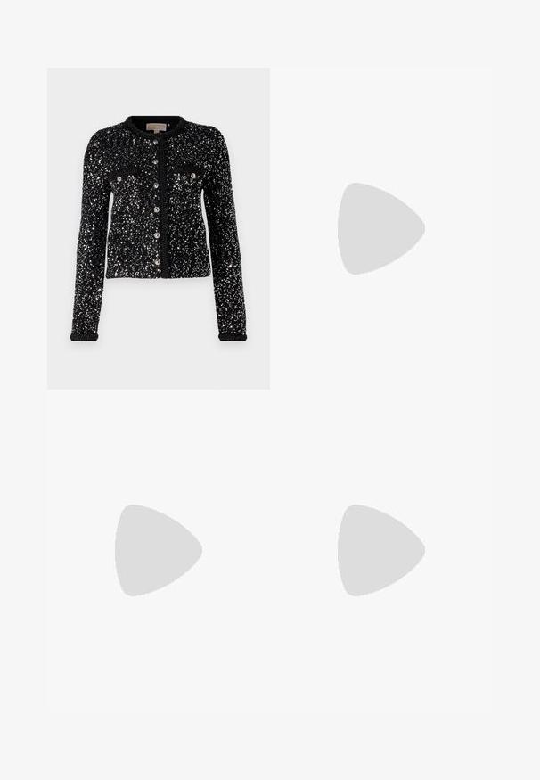 Cardigan nero con design in paillettes, dotato di maniche lunghe, scollatura tonda e chiusura con bottoni, completo di due tasche frontali.; Maglietta nera a maniche corte in cotone morbido, con scollo rotondo e una texture liscia e uniforme, caratterizzata da un design minimale.; WEEKEND MaxMara LUCY HALE ELVY - Pantaloni cargo - marrone; Stivali neri in pelle fino alla caviglia con punta affilata e tacco a blocco, abbinati a pantaloni argentati lucidi, che mostrano texture eleganti e colori a contrasto.