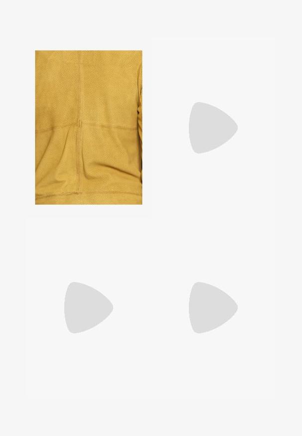 Maze Lederjacke - yellow; Weißes T-Shirt mit kurzen Ärmeln aus Baumwolle. Hat einen Rundhalsausschnitt und eine lockere Passform. Glatte Textur ohne sichtbare Muster oder Akzente.; Schwarze weit geschnittene Jeans mit hoher Taille, ausgestattet mit Vorder- und Hintertaschen, gesteppten Nähten und einem Knopfverschluss. Glatte Textur.; Schwarze Riemensandale mit zwei goldenen Schnallendetails, glattem Material, flachem Sohlen und minimalistischer Gestaltung.; Braune Leder-Tote mit glatter Textur, offenem Oberteil und zwei Schulterriemen. Verfügt über minimale Nähte und keine sichtbaren Beschläge.