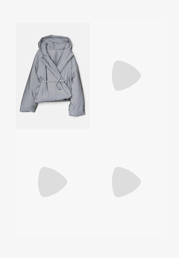Lys grå puffjakke med oversized pasform, hætte og indviklet design. Har et bælte med sløjfe og en glat, blank stofstruktur.; Asymmetrisk sort top lavet af glat stof med en let drapering. Har et design med én skulder og minimal detaljering.; Sorte læder brede bukser med elastisk talje, der har to sidelommer og en glat, blank overflade.; Sorte læder højhælede mules med åbent tådesign, spidse former, glat tekstur og en slank stiletto hæl.; Brun tekstureret læder crossover-taske med guldkæde-rem og klaplukning. Forsiden har logo-detalje og en lomme under klappen.