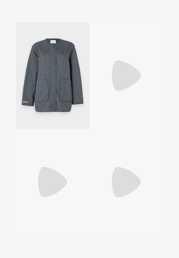Samsøe Samsøe SAYA JACKET  - Overgangsjakke - iron gate; Hvid langærmet skjorte med knapper lavet af bomuld. Har en klassisk krave og diskret mærke-broderi på brystet. Glat tekstur.; Mørkeblå bredbenede jeans i denimstof med høj talje, prydet med orange stikninger, fem-lomme design og knaplukning.; Lys beige læder loafers med en syet front og en tekstureret sort platformhæl. Har et buet design og en let hævning.