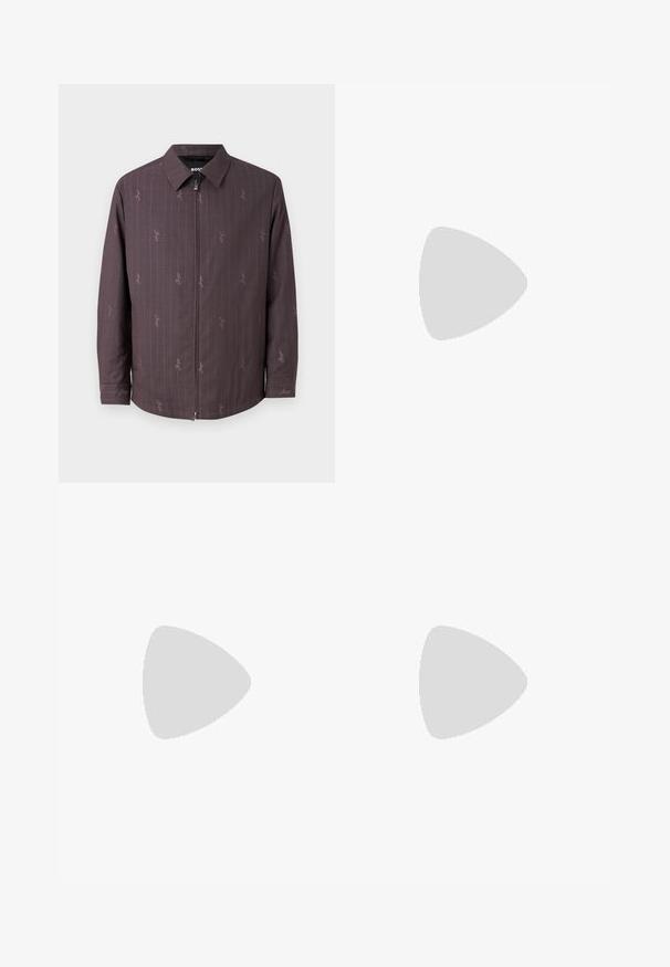 Maronfarvet jakke med lodrette striber og et subtilt mønster. Har en frontal lynlås og en klassisk krave. Fremstillet af tekstureret stof.; Marineblå polo med kort lynlås i halsen, kortærmet og tætsiddende kant. Har en subtil tekstur.; Lysegrå skræddersyede bukser lavet af glat stof, med knaplukning, bæltestropper og lige ben. Ingen synlige lommer.; Hvide lædersneakers med en glat overflade, rund tå, flade snørebånd og en tekstureret sål. Har et diskret logo på hælen.