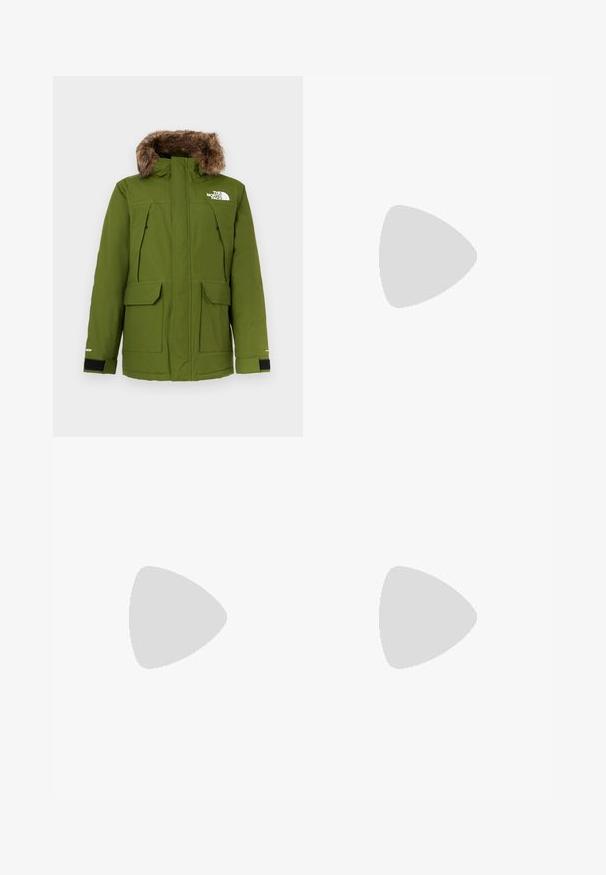 Parka de color verde oliva con capucha forrada de piel, dos bolsillos frontales, puños ajustables y logotipo en el lado izquierdo del pecho. Acabado de tejido texturizado.; Camiseta de algodón negro con mangas cortas, cuello redondo y un pequeño logo blanco en el lado izquierdo del pecho. Diseño simple, textura suave y ajuste relajado.; Pantalones deportivos negros hechos de un tejido ligero, con una cinturilla ajustable, bolsillos laterales y puños ajustados en los tobillos.; Zapatilla negra de exterior con parte superior de ante, suela de goma texturizada y un sólido sistema de cordones. Cuenta con un talón reforzado y el logotipo de la marca en el lateral.