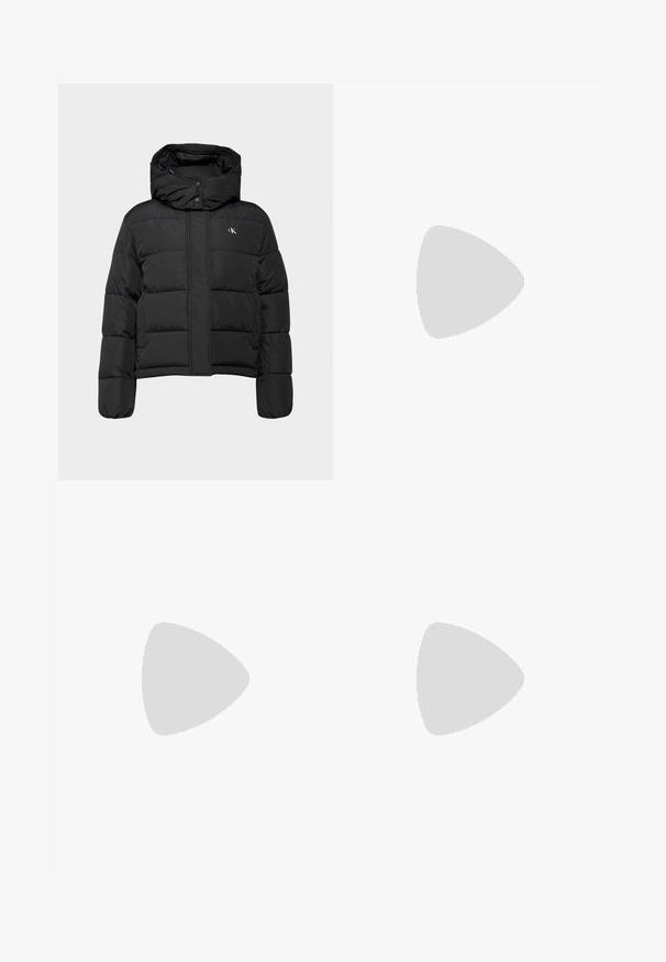 Calvin Klein Jeans MATTE MONOLOGO PUFFER SHORT - Žieminė striukė - black; Juodas džemperis su kengūros kišene, su raišteliu ant gyvatuko ir ryškiu baltu "CK" logotipu su tekstu "Calvin Klein Jeans" po juo. Minkšta medžiaga.; Šviesiai mėlynos džinsinės kelnės su aukštu juosmeniu, siauru kirpimu ir iki kulkšnies ilgiu. Savybės: priekinės kišenės, diržo kilpos ir metalinė sagtis.; Bustos baltos sportbačiai su lygiu sintetiniu paviršiumi, toniniais raišteliais ir juodu logotipu. Pakeltas guminis padas turi horizontalių briaunų, užtikrinančių sukibimą.
