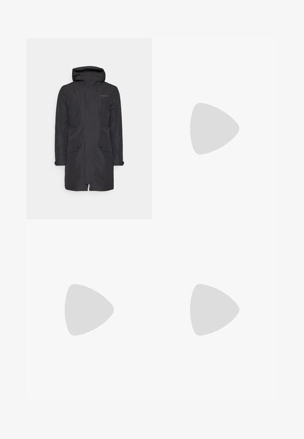Sort parka lavet af vandafvisende materiale, med hætte, lodrette sømme, to forlommer og snoretræk.; Hvid langærmet T-shirt lavet af bomuld med rund hals. Har et lille sort logo på brystet. Glat tekstur, almindelig pasform.; Sorte udendørsbukser med glat stof, sidelommer med lynlås, forstærkede knæsektioner og en justerbar talje med spænde.; Sort atletik sko med en struktureret syntetisk overdel, polstret sål og et hurtiglukkesystem. Har forstærket tå og hæl.